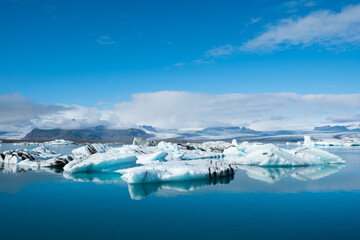 Fototapeta na wymiar Jökulsárlón Gletscherlagune im Nationalpark Vatnajökull in Island mit großen Eisbrocken im Gletschersee