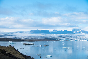 Jökulsárlón Gletscherlagune im Nationalpark Vatnajökull in Island mit großen Eisbrocken im Gletschersee