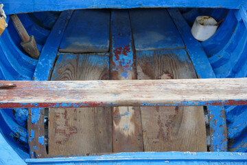Interno di una vecchia barca in legno 