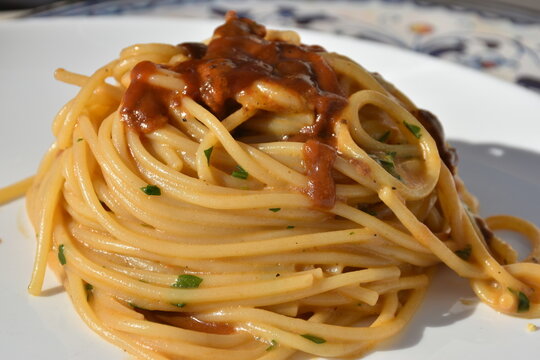 Spaghetti ai ricci di mare. Primo piatto molto apprezzato nella cucina siciliana.