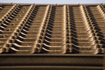 Dach pokryty blachą . Blachodachówka . Dom . A roof covered with a sheet. Steel tile . House . 