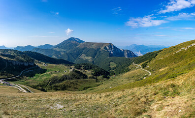 Wanderung auf den Monte Altissimo di Nago am Gardasee - Panoramablick Richtung Monte Baldo und Cima...