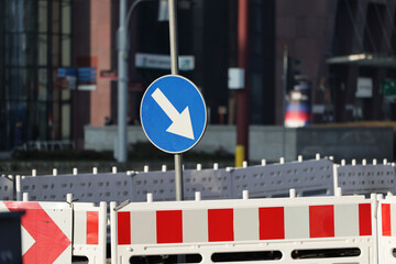 Barierki ostrzegawcze na remontowanym skrzyżowaniu dróg w mieście.  - obrazy, fototapety, plakaty