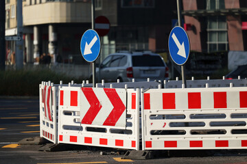 Fototapeta Barierki ostrzegawcze na remontowanym skrzyżowaniu dróg w mieście.  obraz