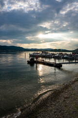 Obraz premium Bodensee, Bodmann, Ludwigshafen, Seeufer, Steg, Seepromenade, Hafen, Sonnenuntergang, See
