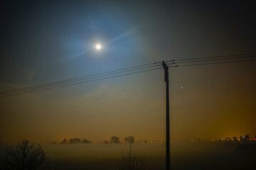 księżycowa mglista noc