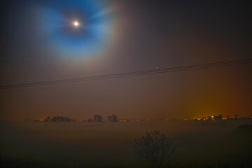 księżycowa mglista noc