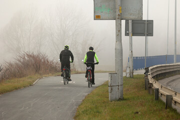 Droga rowerowa w mieście we mgle i smogu dla rowerzystów. - obrazy, fototapety, plakaty