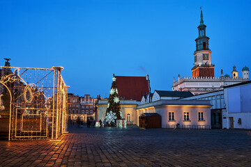 Obraz premium The Market Square with historic tenement houses, tower of town hall and christmas decorations