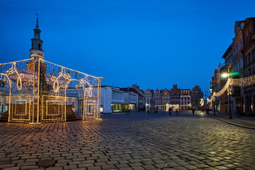 Obraz premium The Market Square with historic tenement houses, tower of town hall and christmas decorations