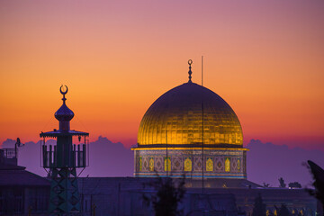 Fototapeta premium Dramatic purple orange dawn sky over the Dome of teh Rock, Jerusalem
