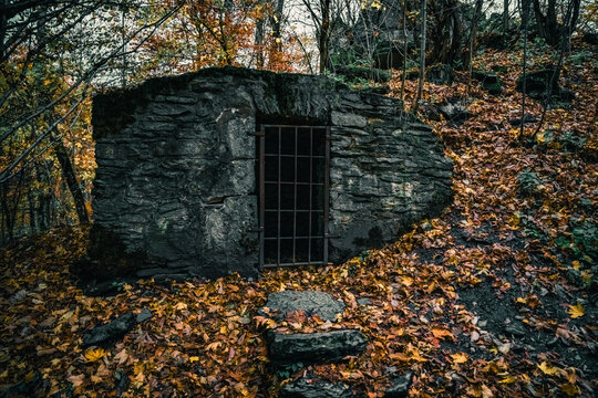 Burg, Kerker, Kammer, Gef&auml;ngnis, Burgmauer, Ebersburg, Hessen, Rh&ouml;n, Deutschland