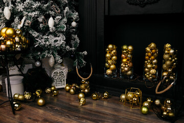 Christmas tree in the interior of the living room of a residential building in black and gold colors. festive atmosphere before Christmas. holiday card