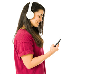 Naklejka premium Caucasian woman using a music app