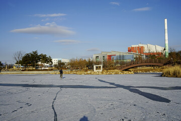Fototapeta na wymiar 김포호수공원에는 겨울 빙판길로 많은 사람들이 놀이공간으로 휴식을 합니다.