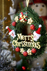 크리스마스 산타인형들이 있습니다.