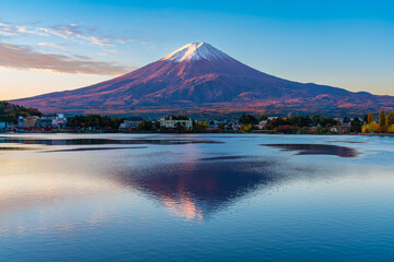 Fototapeta na wymiar 朝焼けの富士山と河口湖