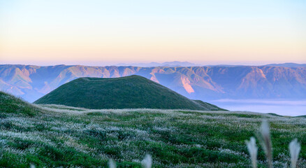 米塚(阿蘇山)「大自然の雲海風景と米塚火口跡」
Yonezuka(Mt. Aso)