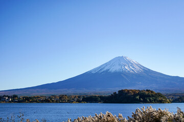 夕方の山梨県河口湖と富士山