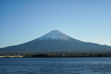 Fototapeta premium 夕方の山梨県河口湖と富士山