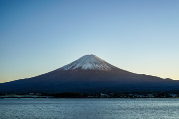 Fototapeta premium 夕方の山梨県河口湖と富士山