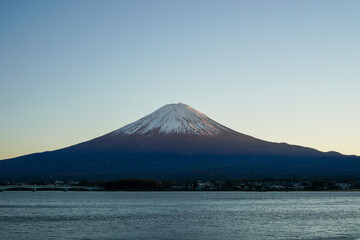 Fototapeta premium 夕方の山梨県河口湖と富士山