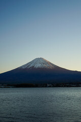 Fototapeta premium 夕方の山梨県河口湖と富士山