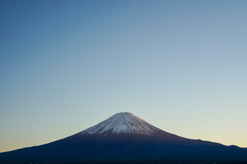 Fototapeta premium 夕方の山梨県河口湖と富士山