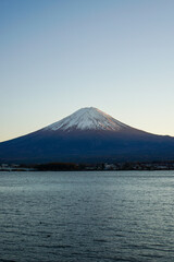 Fototapeta premium 夕方の山梨県河口湖と富士山