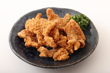 鶏皮のカリカリ揚げ