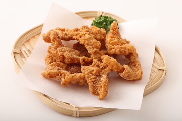 鶏皮のカリカリ揚げ