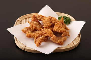 鶏皮のカリカリ揚げ