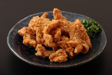 鶏皮のカリカリ揚げ