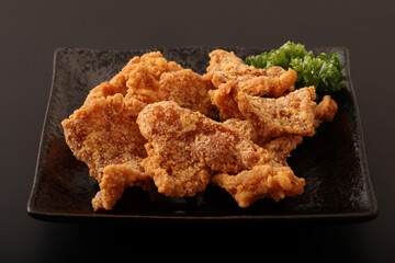 鶏皮のカリカリ揚げ