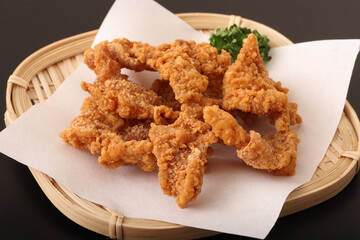 鶏皮のカリカリ揚げ
