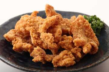 鶏皮のカリカリ揚げ