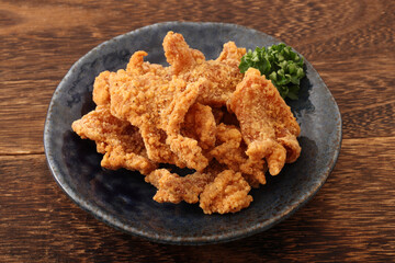 鶏皮のカリカリ揚げ