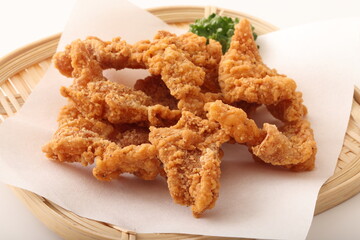 鶏皮のカリカリ揚げ