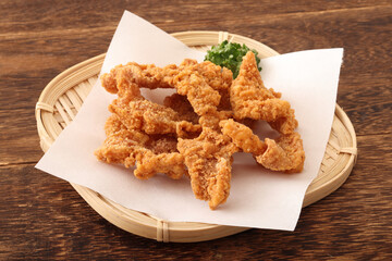 鶏皮のカリカリ揚げ