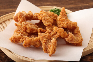 鶏皮のカリカリ揚げ