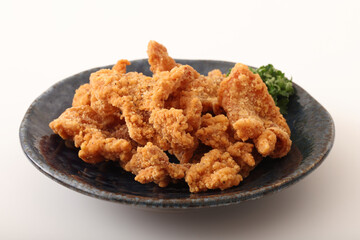 鶏皮のカリカリ揚げ