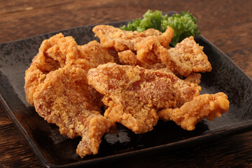 鶏皮のカリカリ揚げ