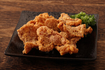 鶏皮のカリカリ揚げ