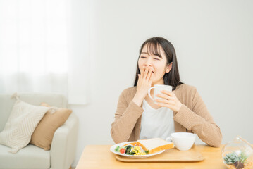 眠い女性（あくび・朝食）
