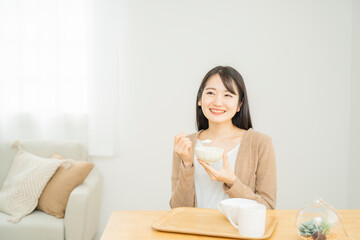 ヨーグルトを食べる女性
