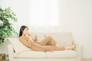スマホを読んで困る女性（驚く）
