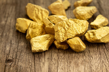 The pure gold ore obtained from the mine was placed on an old wooden floor.