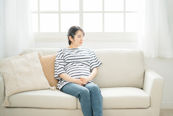 Fototapeta premium 家でくつろぐ妊婦 