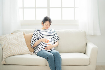 Obraz premium 家でくつろぐ妊婦 