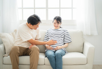 妊婦のお腹を触る男性
